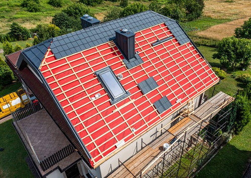 Wyb&oacute;r ekipy do budowy dachu - jak zabrać się za poszukiwania sprawdzonych fachowc&oacute;w?